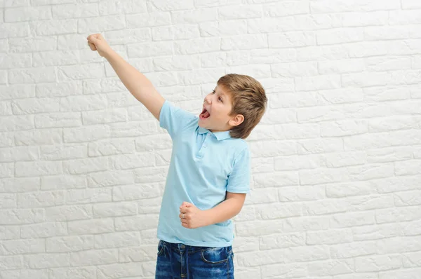 Muchacho Feliz Haciendo Gesto Brazos Dab Sobre Fondo Estudio Blanco — Foto de Stock