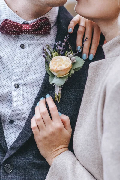 Primer Plano Boda Novio Está Detrás Novia Abraza Concepto Unidad — Foto de Stock