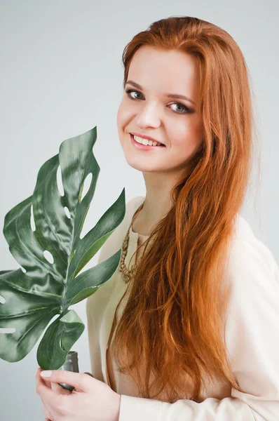 Tenero Sognante Ragazza Zenzero Pensare Sognando Sorridente — Foto Stock