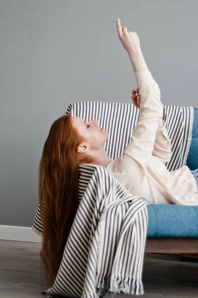 Ung Vacker Rödhårig Flicka Gröna Kläder Soffan Hemmet Med Krukväxter — Stockfoto