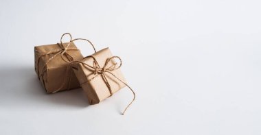 Beyaz arkaplanda metin için yeri olan el sanatları kağıdında hediyeler