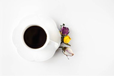 Beyaz arka planda köpüklü bir fincan taze siyah kahve. Çerçevenin içinde merkezli yuvarlak bir fincan kahve fincanı. Metin için en üstteki görünüm. Sabah, enerji ve enerji kavramı.