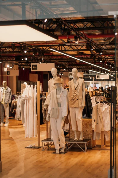 Manequins Moda Shopfron Janela Exposição Boutique Com Manequins Vestidos Moda — Fotografia de Stock