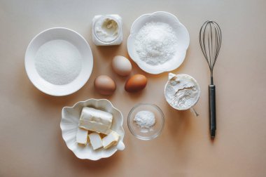 Mutfak blogu. Bej arka planda mutfak eşyaları. Pasta için malzemeler..