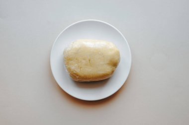 Adım adım pastayı hazırlıyorum. Beyaz tabakta gübre..