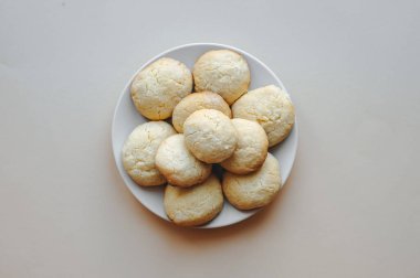 Adım adım kurabiye pişirmek. Takma arkaplanda bisküvileri hazırla.