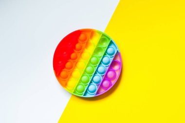 Stres önleyici oyuncağı patlat. Gökkuşağı duyusal kıpırdaması beyaz arka planda izole edilmiş. Yeni moda silikon oyuncak