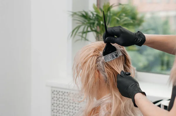 Haarkleuring Een Schoonheidssalon Blond Kappersdiensten — Stockfoto