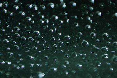 Pencereyi kaplamak için siyah ıslak arkaplan / yağmur damlaları, sonbahar havası konsepti, cam şeffaflığında yağmur damlalarının arkaplanı