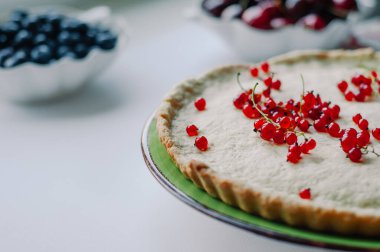 Altın hamurlu böğürtlen turtası - yazı için yer. Yaz meyveli turtası, kırpma