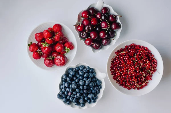 Skål Med Jordgubbar Blåbär Körsbär Och Vinbär Vit Bakgrund — Stockfoto