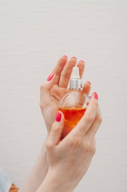 Salon, güzellik küresi, müşteri, güzellik, tırnaklar, cilalama, tırnak törpüsü, manikür ustası, vernik, jel cilası, Fransız manikürü, tırnak şekli, manikür mantarı, güzellik salonu, kız, kişisel bakım, tırnak bakımı, ultraviyole lamba, manikür masası, çalışma saatleri