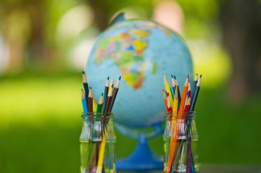 Derslerde, Küre ile kalemler