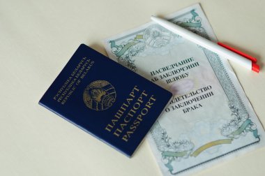 Belarus pasaport, evlilik cüzdanı ve beyaz kalem beyaz bir arka plan üzerinde yalan