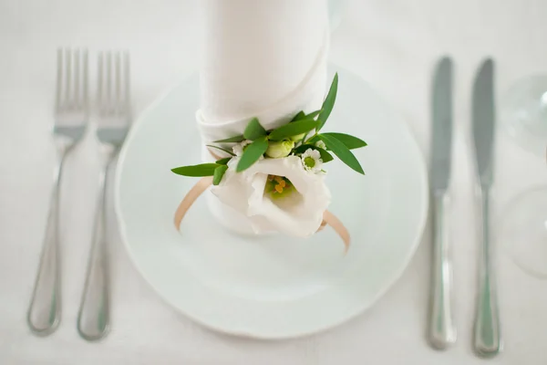 Een feestelijke tafel in het restaurant serveren met mes en vork — Stockfoto