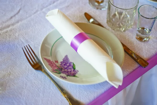 De instelling van de feestelijke tafel in het restaurant op de bruiloft — Stockfoto