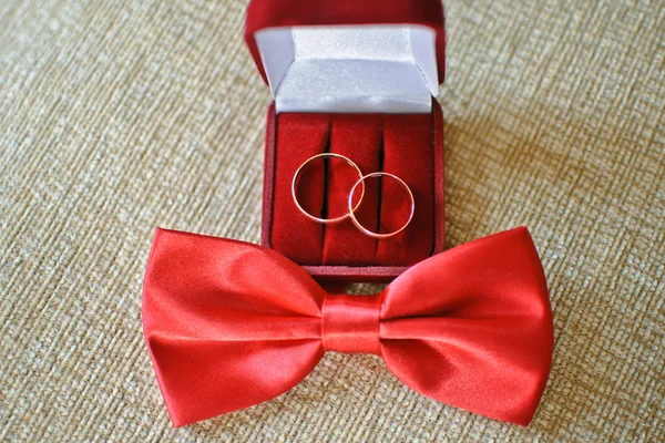 Borboleta noivo, anéis de casamento. Cufflinks para detalhes de camisa. — Fotografia de Stock