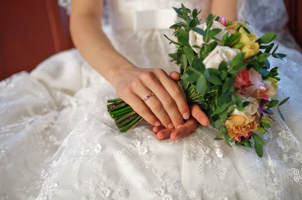 Brud holding vackra rosa bröllop blommor bukett — Stockfoto