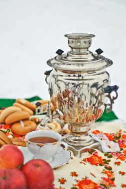 Fincan çay, çaydanlık, semaver ve masada simit