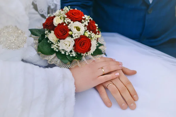 Bruden och brudgummen håller brudbukett närbild — Stockfoto