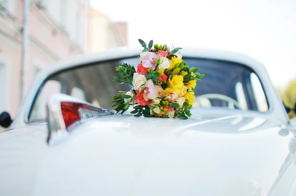 Araba kaporta retro, üstten görünüm üzerinde buket düğün
