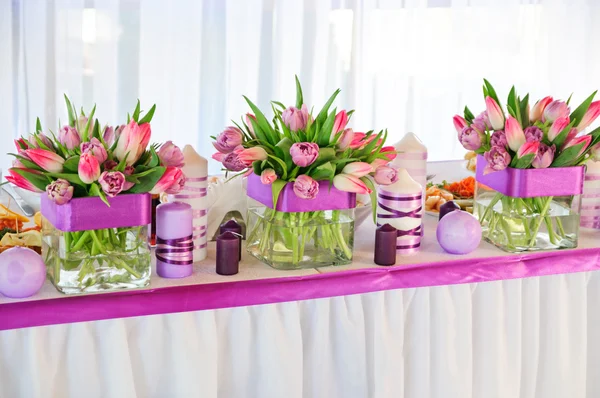 Mesa bonita e decorada com decorações de flores. Decorações de casamento ou festa. — Fotografia de Stock