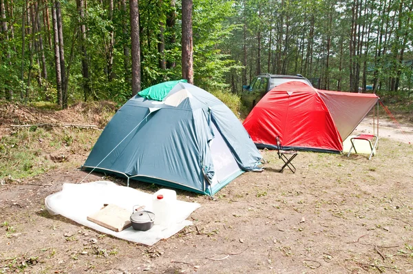 Twee identieke tenten waren gooide in de buurt van het bos — Stockfoto