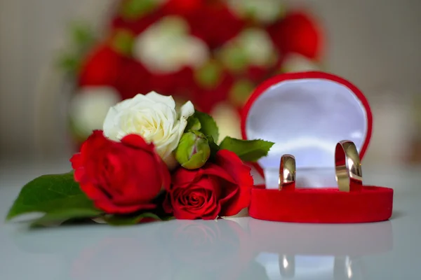 Alyans karşı güzel kırmızı gül dantel arka plan üzerinde kırmızı bir kutu içinde