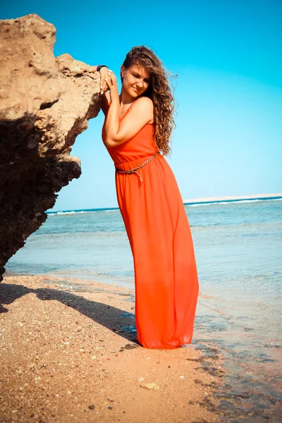 Femme posant sur la plage de mer — Photo