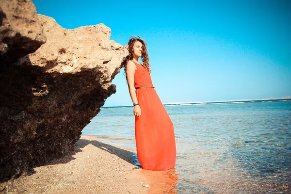 Femme posant sur la plage de mer — Photo