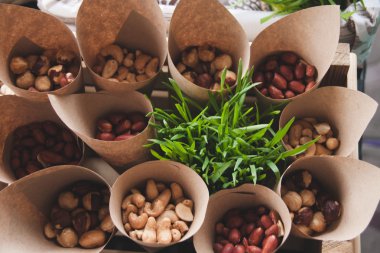 kağıt torbalar içinde fındık