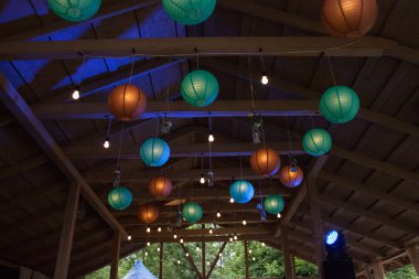 Kağıt fenerler tavandan asılı