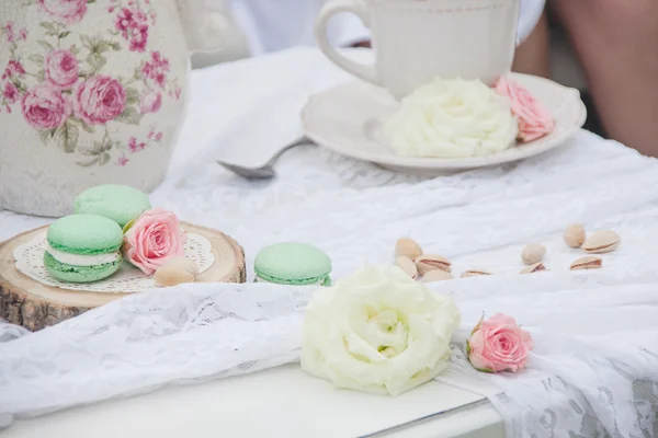 Tasty macaroons with roses — Stock Photo, Image