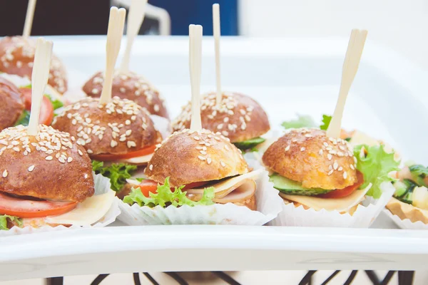 Sanduíches em pastilha em um buffet — Fotografia de Stock