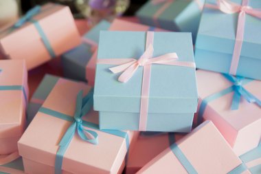 Güzel hediye kutuları şeritler