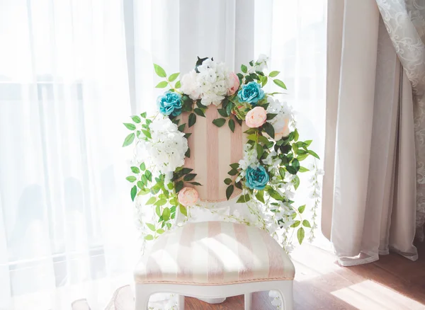 Bella decorazione di nozze sulla sedia — Foto Stock