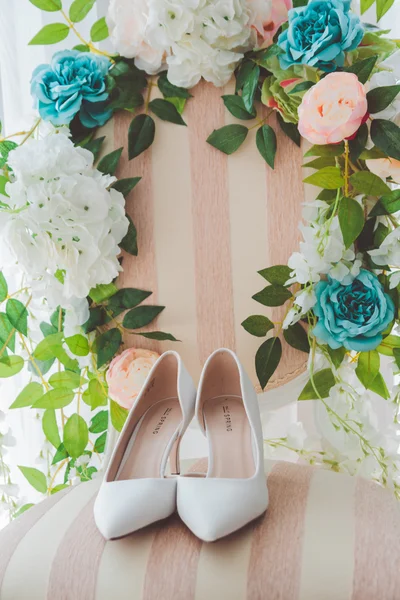 Zapatos de moda femeninos y corona de boda — Foto de Stock