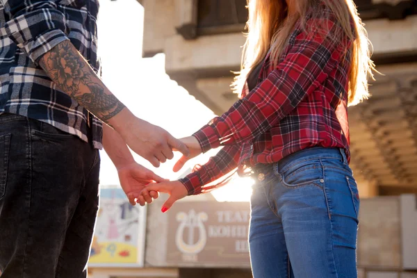 Pareja joven tomándose de las manos Fotos de stock