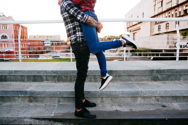 幸せな若いカップルの抱擁 ロイヤリティフリーのストック画像