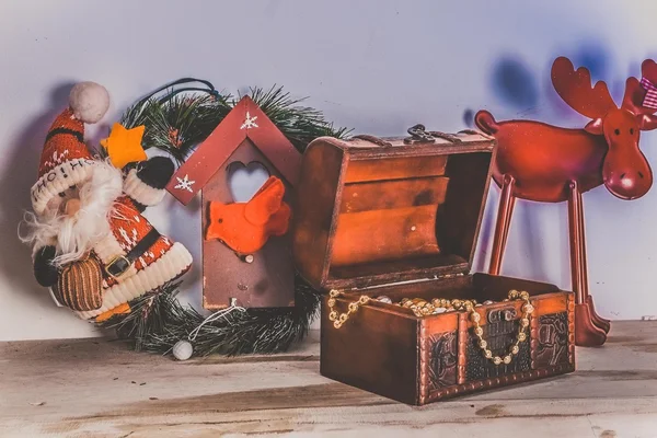 Санта с рождественской деревянной коробкой — стоковое фото