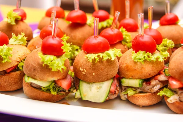 Leckere Häppchen am Spieß — Stockfoto