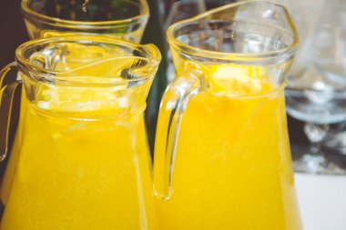 Sürahi içinde portakal suyu