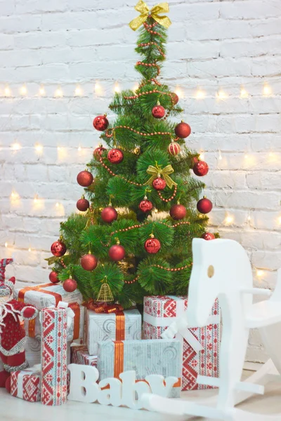 Noel ağacının altında Noel hediyeleri — Stok fotoğraf