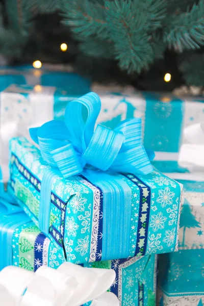 Presentes de Natal sob a árvore de Natal — Fotografia de Stock