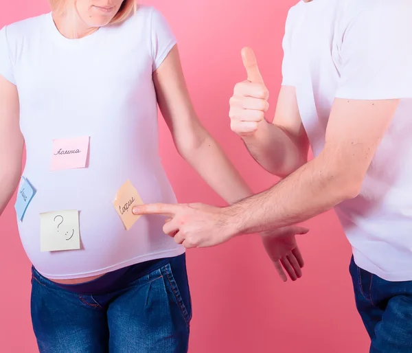 Ouders kiezen naam voor een baby — Stockfoto