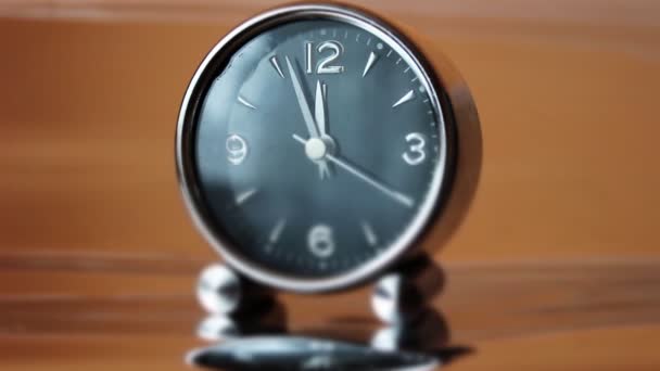 Reloj de plata sobre fondo reflectante lapso de tiempo — Vídeos de Stock