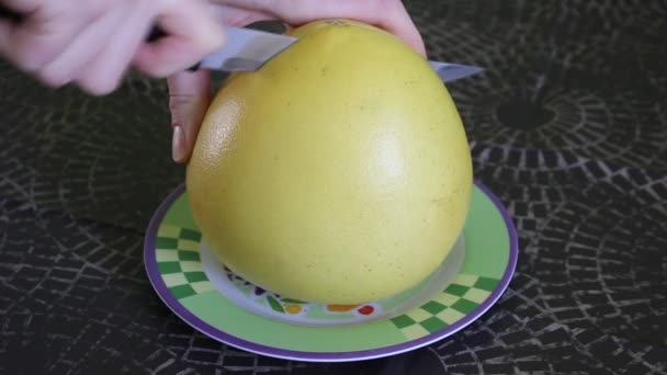 Snijden pomelo — Stockvideo