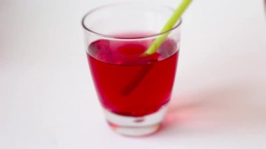 Ahududu suyundan içme cam - durmak devinim