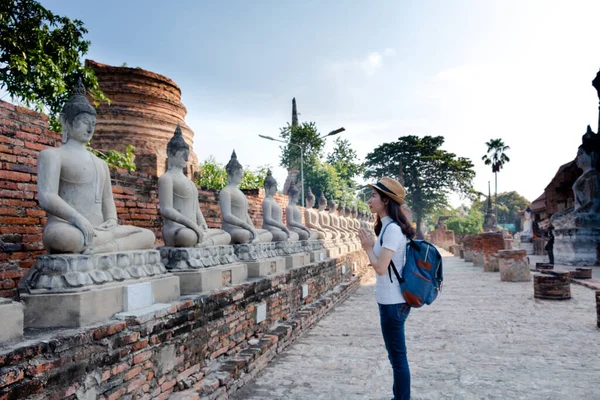 Turistas Asiáticas Llevando Una Mochila Sombrero Visite Wat Yai Chaimongkol — Foto de Stock