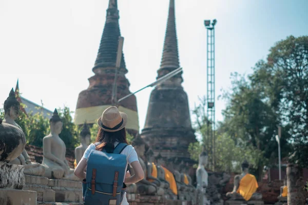 Turistas Asiáticas Llevando Una Mochila Sombrero Visite Wat Yai Chaimongkol — Foto de Stock